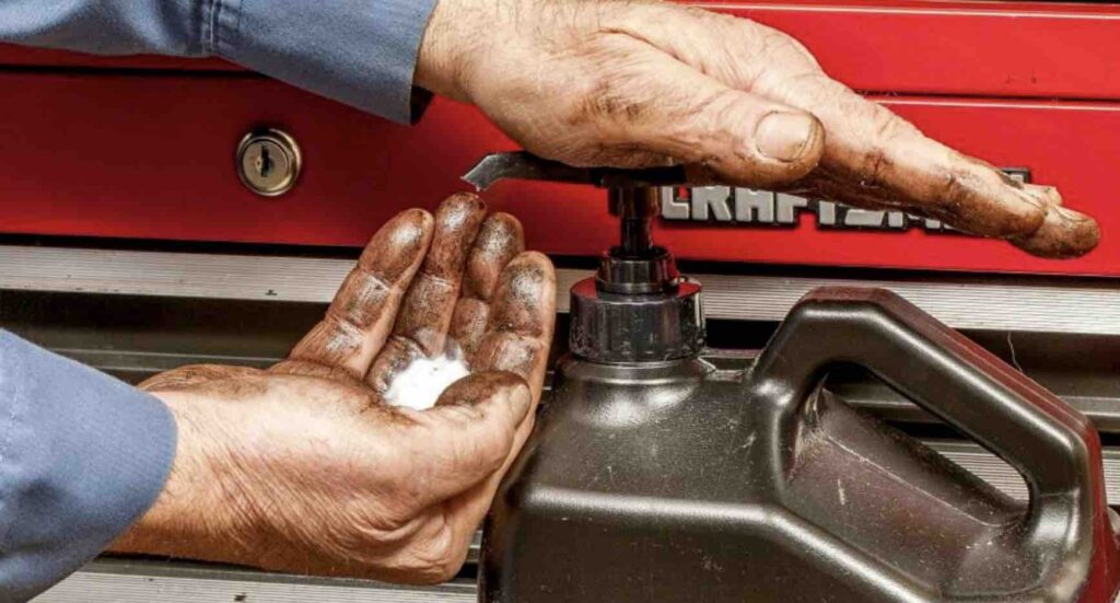 4) ¿Cómo quitan los mecánicos la grasa de las manos?