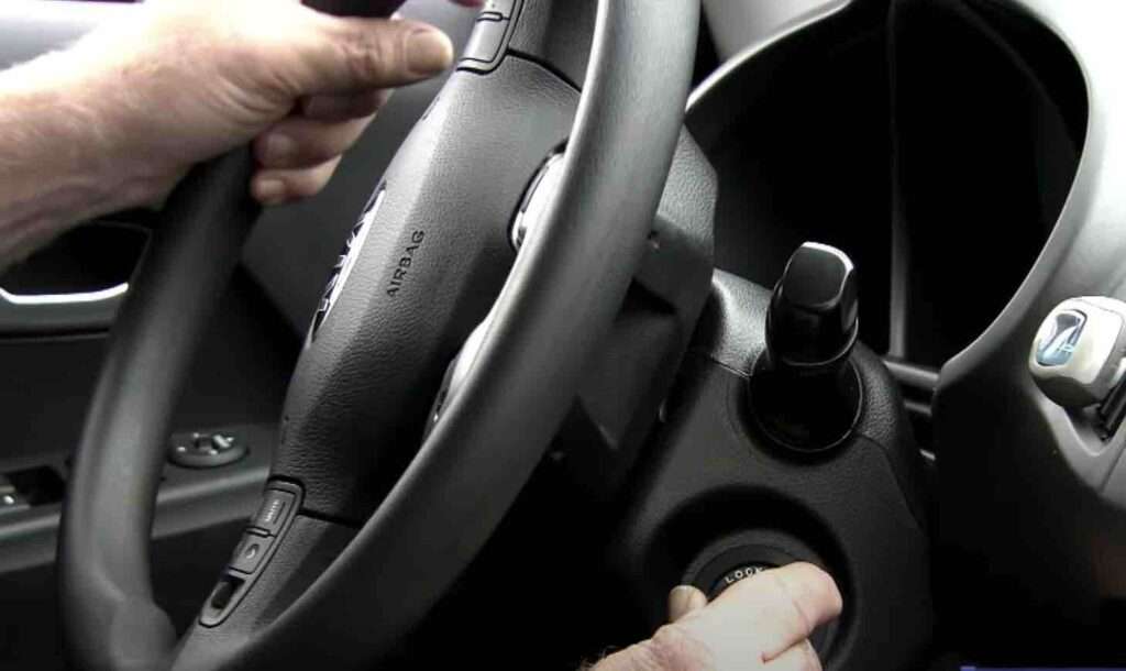 what to do if your steering wheel locks while driving